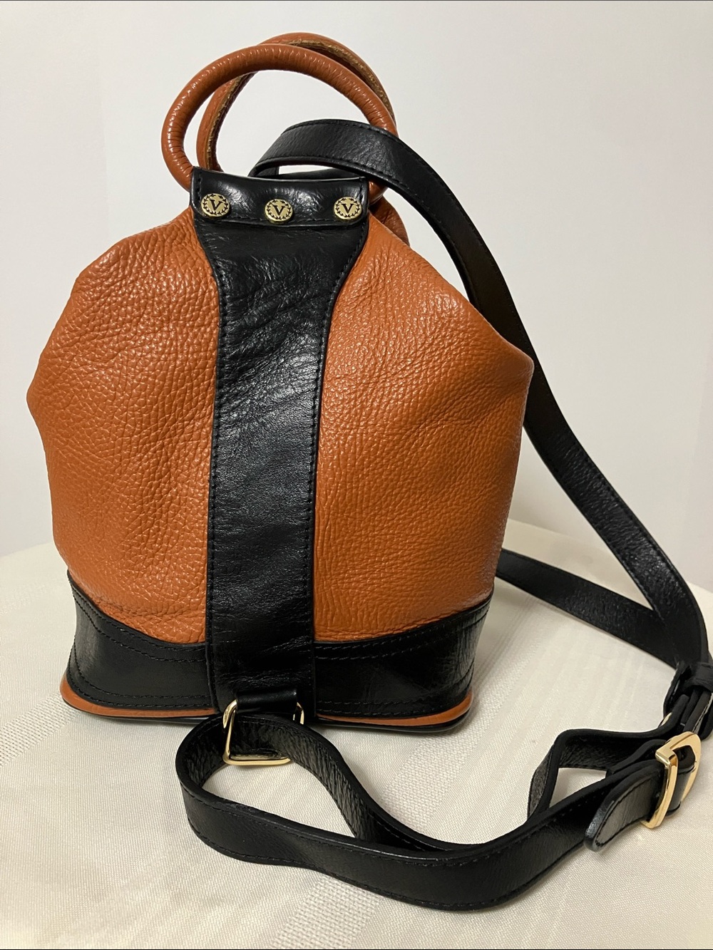 Valentina Convertible Leather Bucket Bag Cognac/Black - Picture 4 of 13